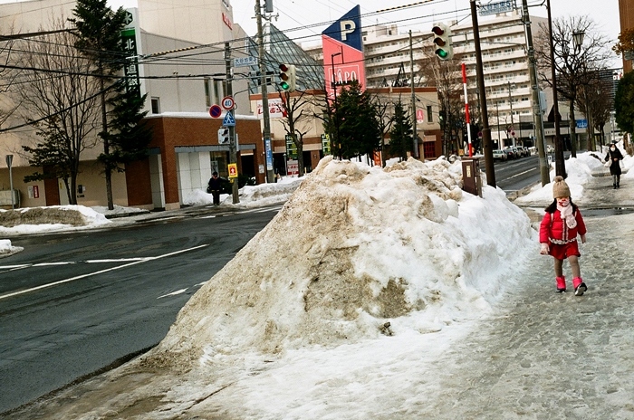 路肩の汚れた雪と母を置き去りにする幼女 照片画廊