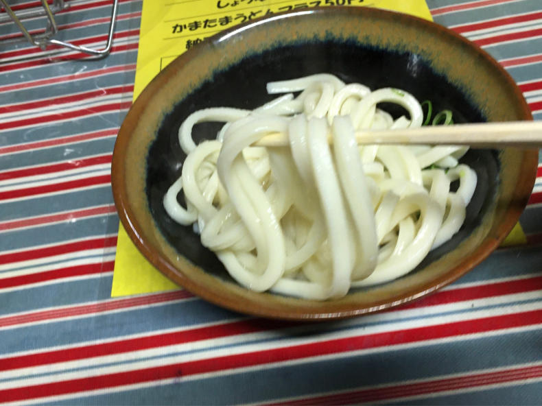 上杉食品にて釜玉うどんを頂きますた テリトリーは高松市です 上杉食品にて釜玉うどんを頂きますた テリトリーは高松市です