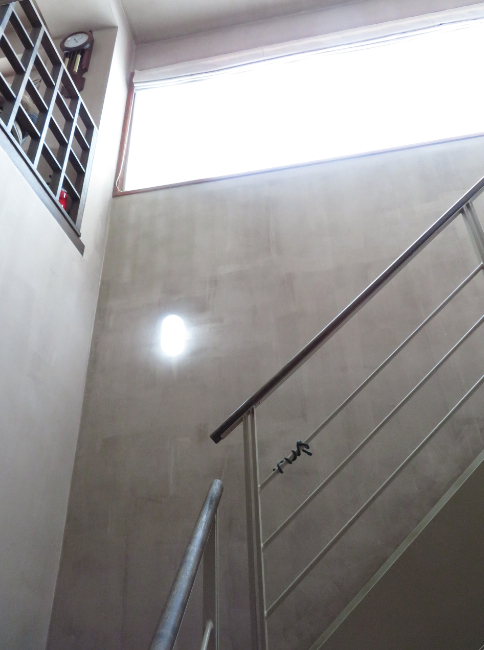 階段室の高窓『プレーンシェード』のクリーニングを承りました　モリス正規販売店のブライト_c0157866_19205379.jpg