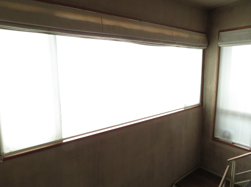 階段室の高窓『プレーンシェード』のクリーニングを承りました　モリス正規販売店のブライト_c0157866_19330282.jpg