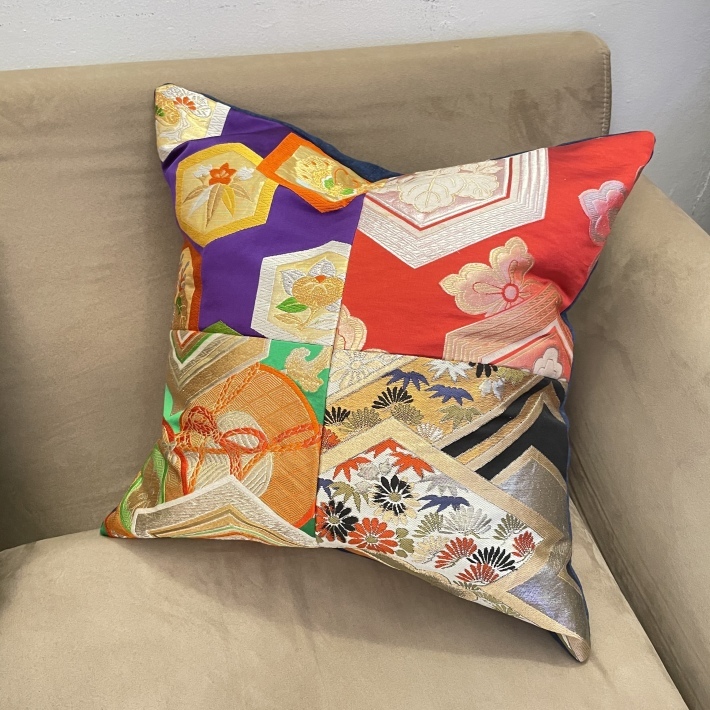 着物の帯のリメイクで素敵なクッションが完成しました。 : Sew Easy