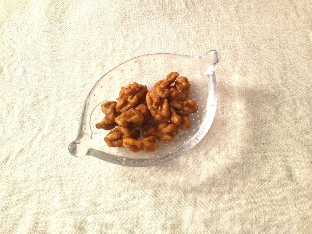 スパイシー風味のクルミの黒砂糖がけ Minha Praia スパイシー風味のクルミの黒砂糖がけ Minha Praia