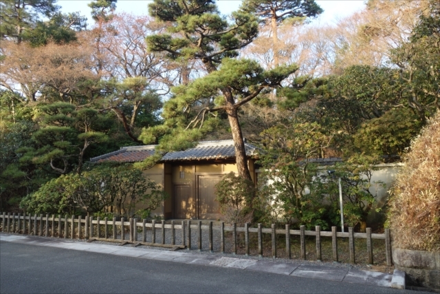ニテコ池の松下幸之助邸 光雲荘を舞台にした とむらい師たち 阪急 阪神沿線文学散歩