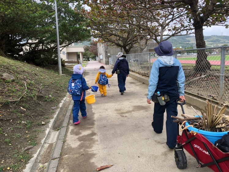 青空ようちえん〔平日〕風が冷たい寒い日はその日の楽しみを見つけよう!たき火で暖まって最後はおやつタイム♪_d0363878_21260070.jpg