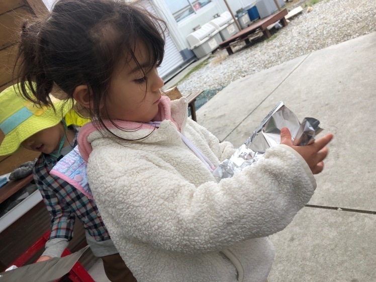 青空ようちえん〔平日〕風が冷たい寒い日はその日の楽しみを見つけよう!たき火で暖まって最後はおやつタイム♪_d0363878_21260089.jpg