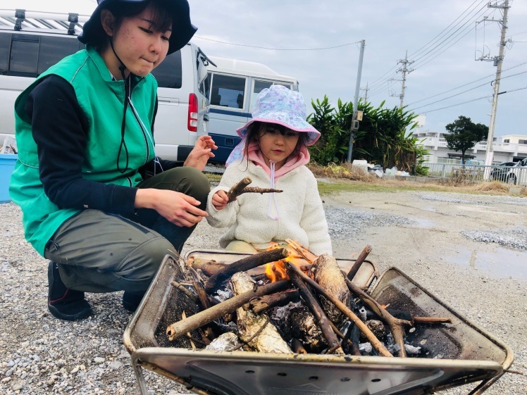 青空ようちえん〔平日〕風が冷たい寒い日はその日の楽しみを見つけよう!たき火で暖まって最後はおやつタイム♪_d0363878_21310758.jpg