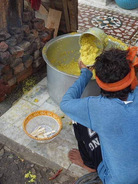 メインガートに続く道で底辺感をあふれさせていたのはキチュリ・ババの無料給食だった_d0360509_16084529.jpg