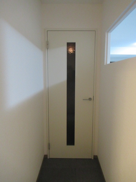 ミーティングルームの木製建具吊り込みリフォーム工事完了。_a0214329_18255714.jpg
