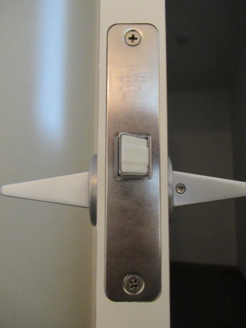 ミーティングルームの木製建具吊り込みリフォーム工事完了。_a0214329_18301185.jpg