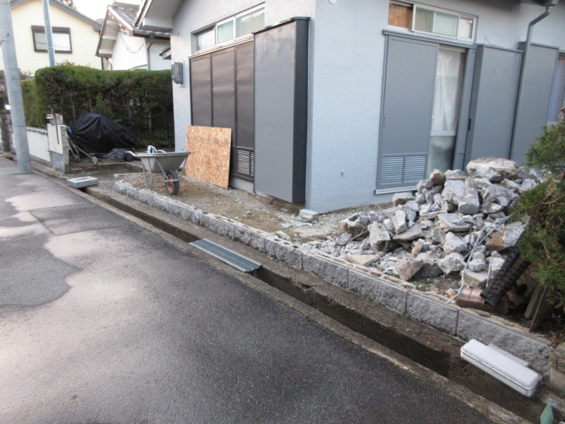 塗装が完了したので塀を壊す_c0405911_21253466.jpg