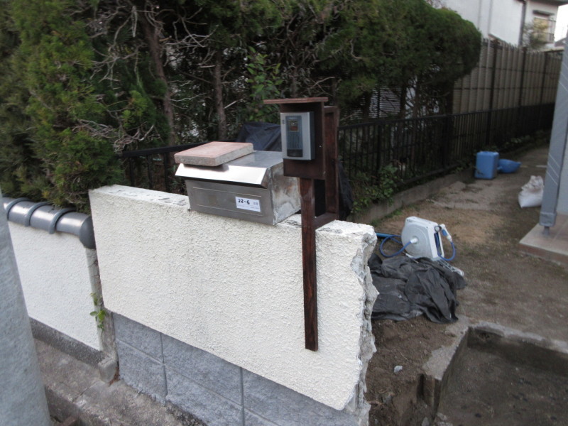 塗装が完了したので塀を壊す_c0405911_21411335.jpg