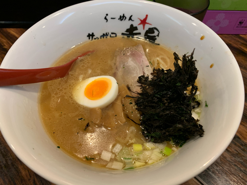 札幌 狸小路にあるワンコインでラーメンが食べられる らーめんサッポロ 赤星 北海道転勤を後悔しないためのブログ 五十路男の単身赴任生活 札幌 狸小路にあるワンコインでラーメンが食べられる らーめんサッポロ 赤星 北海道転勤を後悔しないためのブログ 五十路男の単身赴任生活