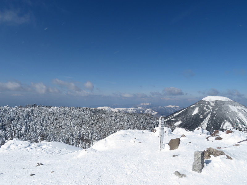 坪庭が美しい　北横岳 から  縞枯山 (2,403M) に向かう_d0170615_19495916.jpg