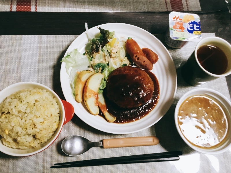 ひまわり荘夕食 ガーリックライス チーズハンバーグ 薫製ソーセージ ポテト オニオンスープ 今日の献立 ひまわり荘夕食 ガーリックライス チーズハンバーグ 薫製ソーセージ ポテト オニオンスープ 今日の献立