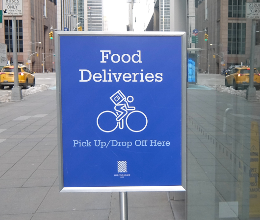 NYのオフィス街で見かけた看板、”Food Deliveries - Pick Up/ Drop Off Here”(食べ物の配達 - 受け取り/ 置き配はここで)_b0007805_06201486.jpg