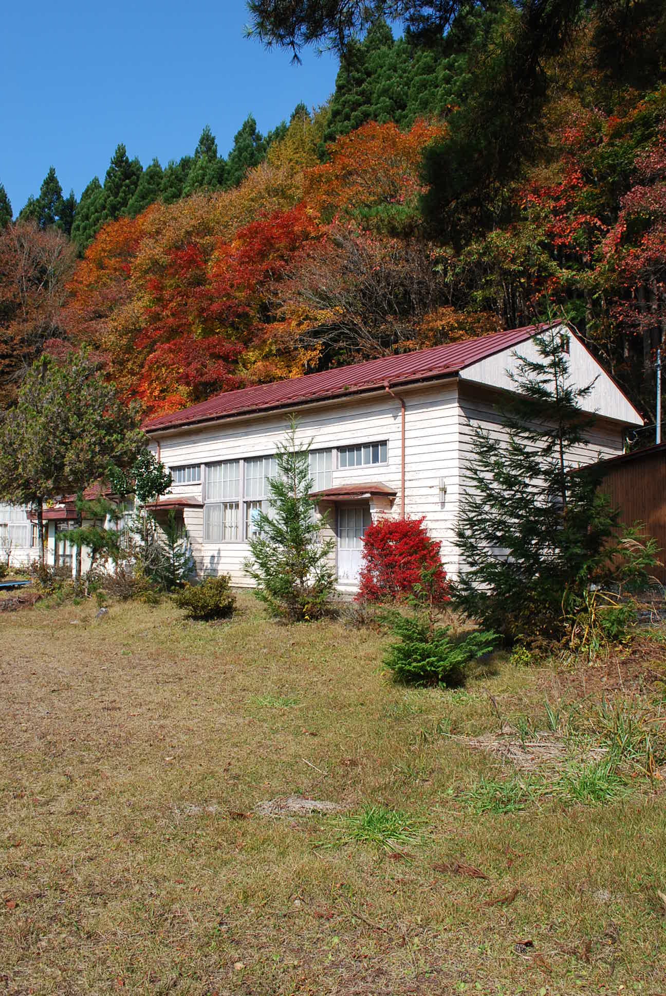 埼玉県旧秩父郡大滝村立小学校三峰分校(建築家・関根要太郎参考作品)_f0142606_10162346.jpg