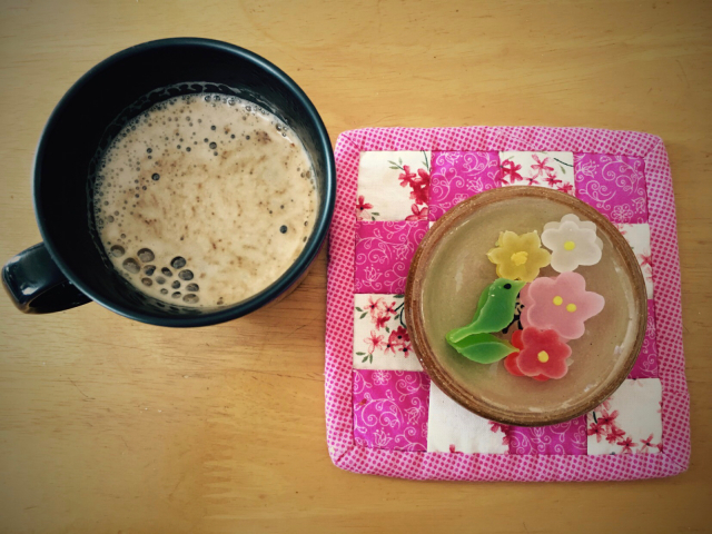 シャリシャリしてる、このお菓子。姉ちゃんが買ってきたもの。琥珀糖。_c0174622_11365749.jpg