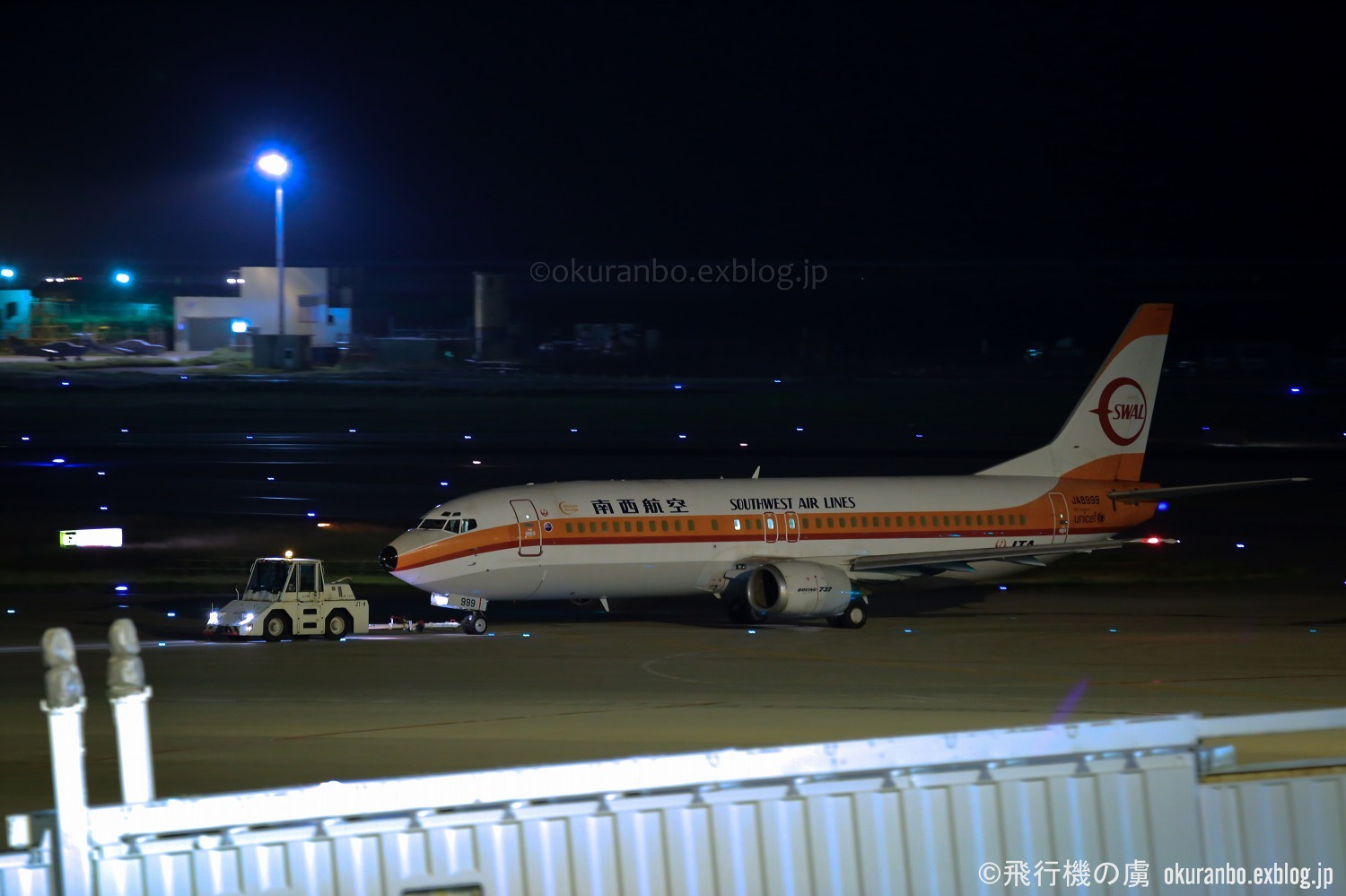 トーイングカーによって Swalジェット 日本トランスオーシャン航空 Nu 飛行機の虜 トーイングカーによって Swalジェット 日本トランスオーシャン航空 Nu 飛行機の虜