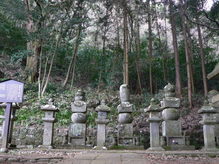 2007/3/31【神奈川県小田原花見】幽邃の長興山しだれ桜と玉宝寺五百羅漢【春日局の小田原墓】_b0116271_21271117.jpg