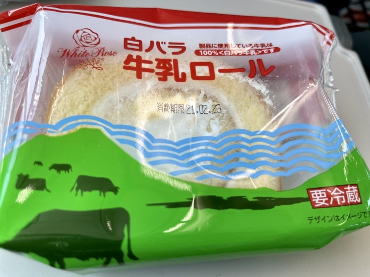 白バラ牛乳ロールケーキ_c0212604_05582339.jpeg