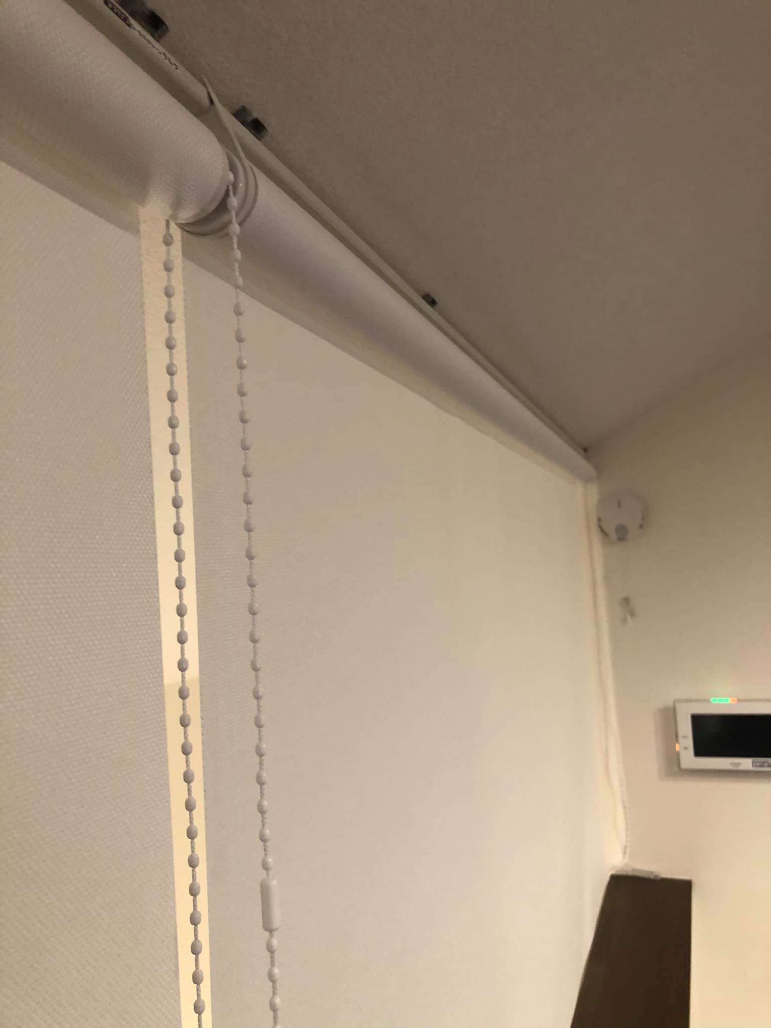 難易度MAXな階段ホールの間仕切りロールスクリーン_e0133255_18014344.jpg