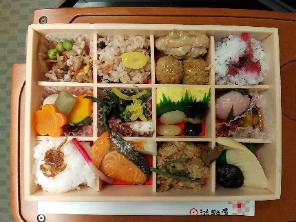 近鉄特急 しまかぜの特製幕の内弁当 さくらの香り3 近鉄特急 しまかぜの特製幕の内弁当 さくらの香り3