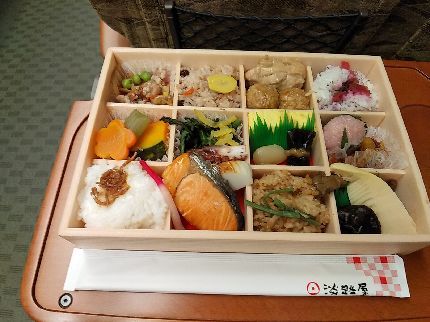 近鉄特急 しまかぜの特製幕の内弁当 さくらの香り3 近鉄特急 しまかぜの特製幕の内弁当 さくらの香り3