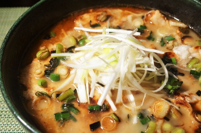 ■麺類【熊本豚骨と鶏ガラWスープのマー油付きラーメン　桂花】を焼肉と葉ニンニク入りで作ってみました＾＾_b0033423_21201755.jpg