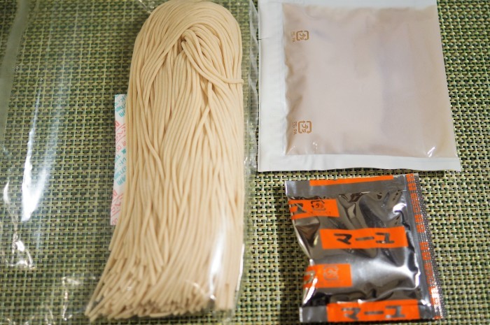 ■麺類【熊本豚骨と鶏ガラWスープのマー油付きラーメン　桂花】を焼肉と葉ニンニク入りで作ってみました＾＾_b0033423_21254347.jpg