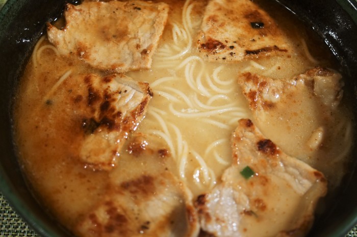 ■麺類【熊本豚骨と鶏ガラWスープのマー油付きラーメン　桂花】を焼肉と葉ニンニク入りで作ってみました＾＾_b0033423_21381881.jpg