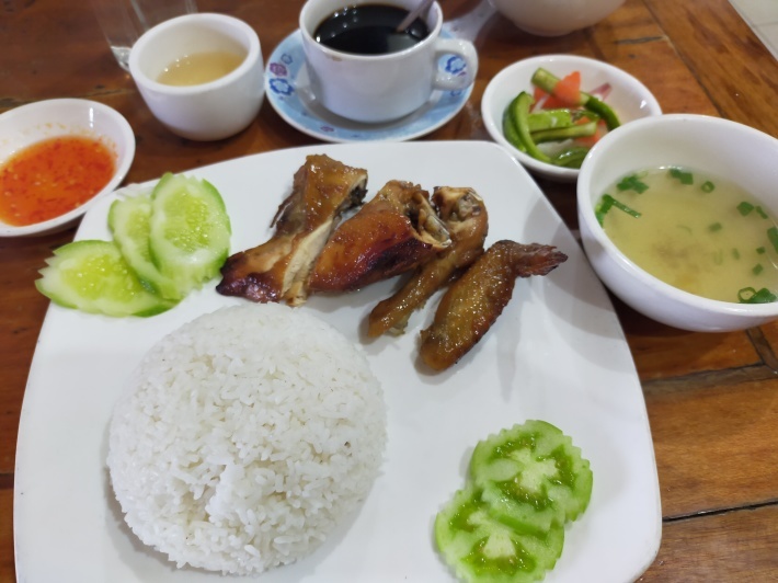 バーイサイッモアン(カンボジアの鶏肉のせご飯)にハマる！_e0408534_01035158.jpg