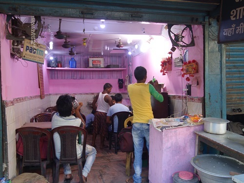 パトナ駅前の食堂街で魚カレー_c0030645_16535932.jpg