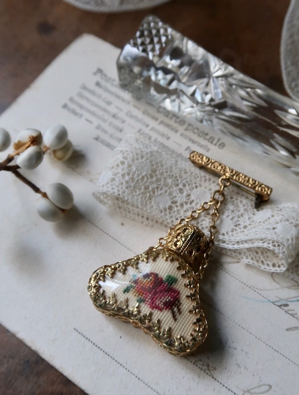 プチポワン薔薇の花刺繍の香水瓶アンティーク・ブローチ