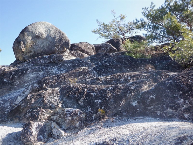 甲斐　淡雪山の露岩と甲府盆地を見下ろす興因寺山　　　　　Mount Kōingi in Chichibu Tama Kai National Park_f0308721_19124156.jpg