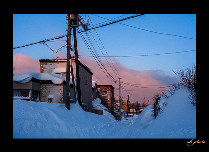 住宅街の雪の多さと朝焼けの雲　_b0181889_05290147.jpg