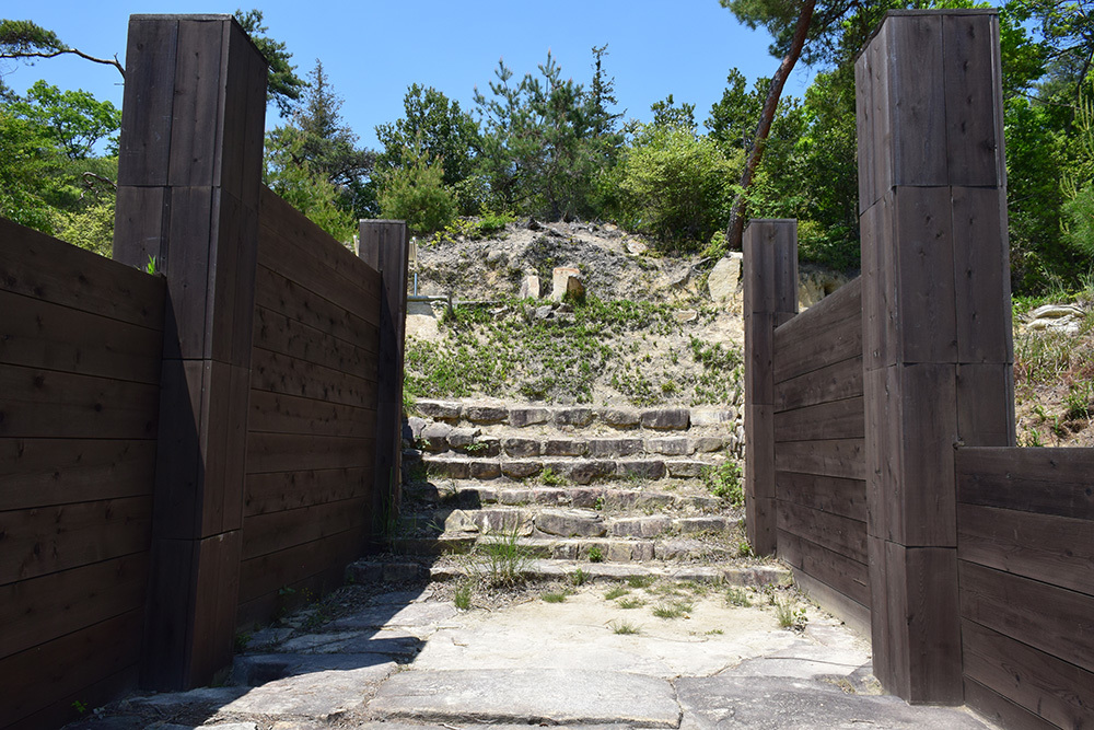 桃太郎伝説の地、鬼ノ城跡を歩く。 その4 <南門・第3水門>_e0158128_19130607.jpg