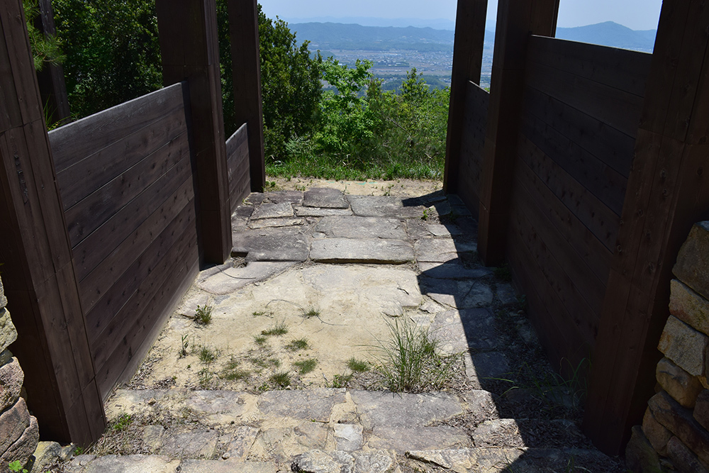 桃太郎伝説の地、鬼ノ城跡を歩く。 その4 <南門・第3水門>_e0158128_19171376.jpg