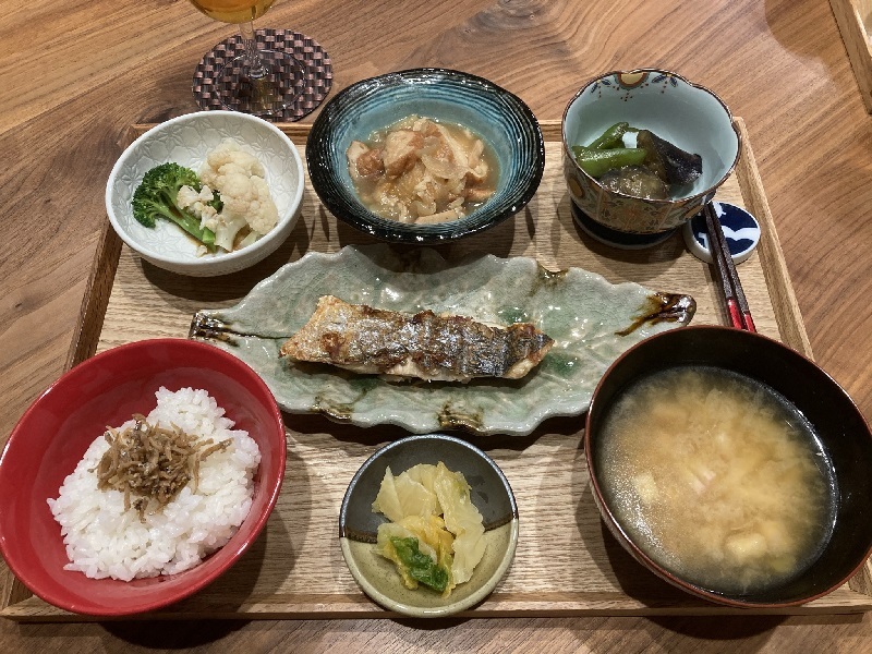 献立 スズキの塩焼き ブロッコリー カリフラワー じゃがいもと白菜と魚河岸揚げの旨煮 茄子とピーマンの生姜味噌煮 白菜のお漬物 ちりめん山椒 長ねぎと油揚げのお味噌汁 梅酒の白ワイン割り Kajuの 今日のお料理 簡単レシピ