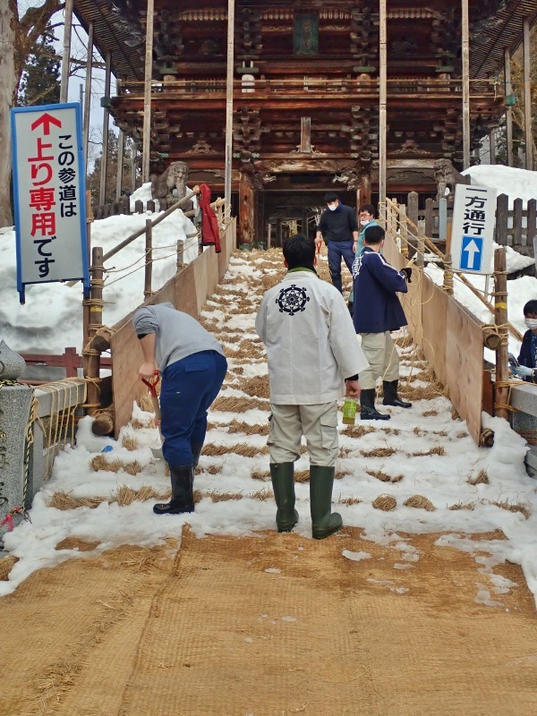 大祭の前日、大ローソクが運び込まれました_c0336902_21002290.jpg