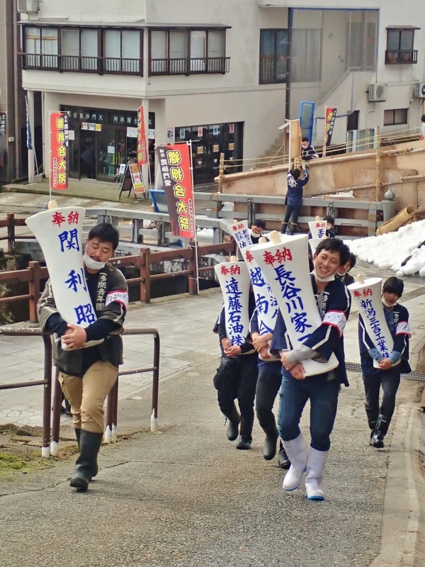 大祭の前日、大ローソクが運び込まれました_c0336902_21003304.jpg