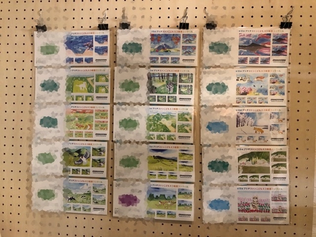 自然の絵のコンクールの参加賞を展示しています。_f0373324_19395069.jpg