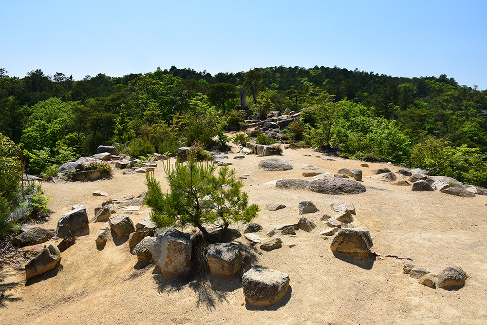 桃太郎伝説の地、鬼ノ城跡を歩く。 その6 <屏風折れ石垣>_e0158128_15304321.jpg