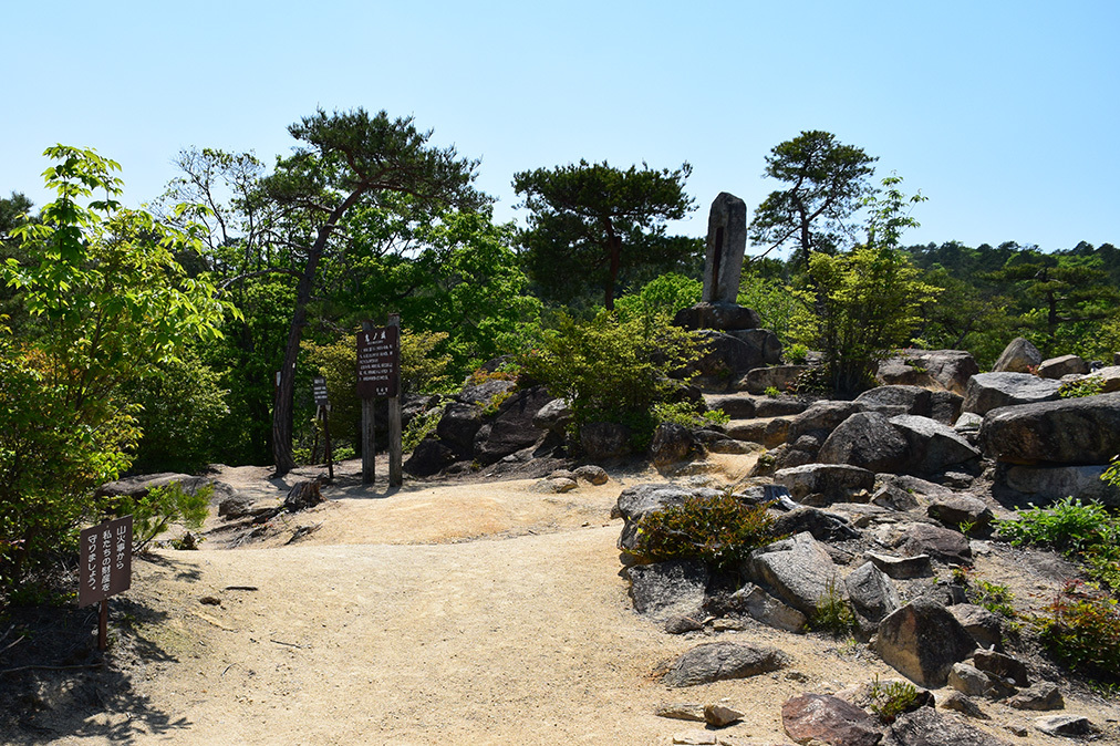桃太郎伝説の地、鬼ノ城跡を歩く。 その6 <屏風折れ石垣>_e0158128_15401081.jpg