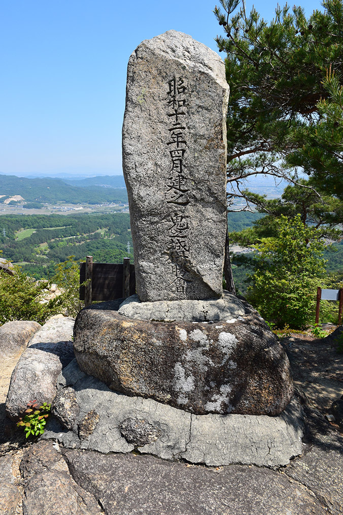 桃太郎伝説の地、鬼ノ城跡を歩く。 その6 <屏風折れ石垣>_e0158128_15461753.jpg