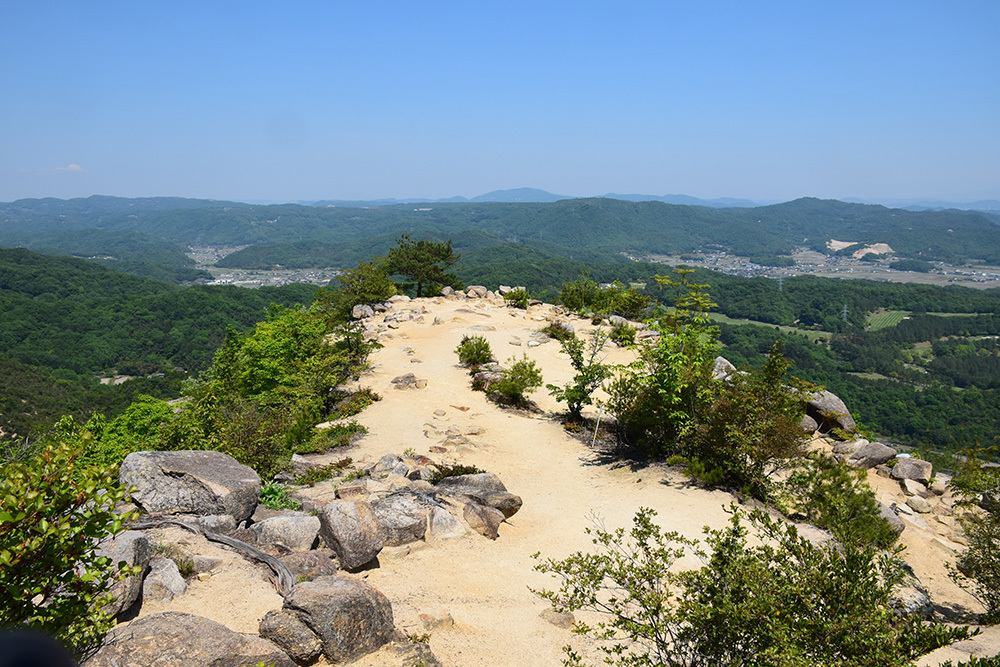 桃太郎伝説の地、鬼ノ城跡を歩く。 その6 <屏風折れ石垣>_e0158128_15484994.jpg
