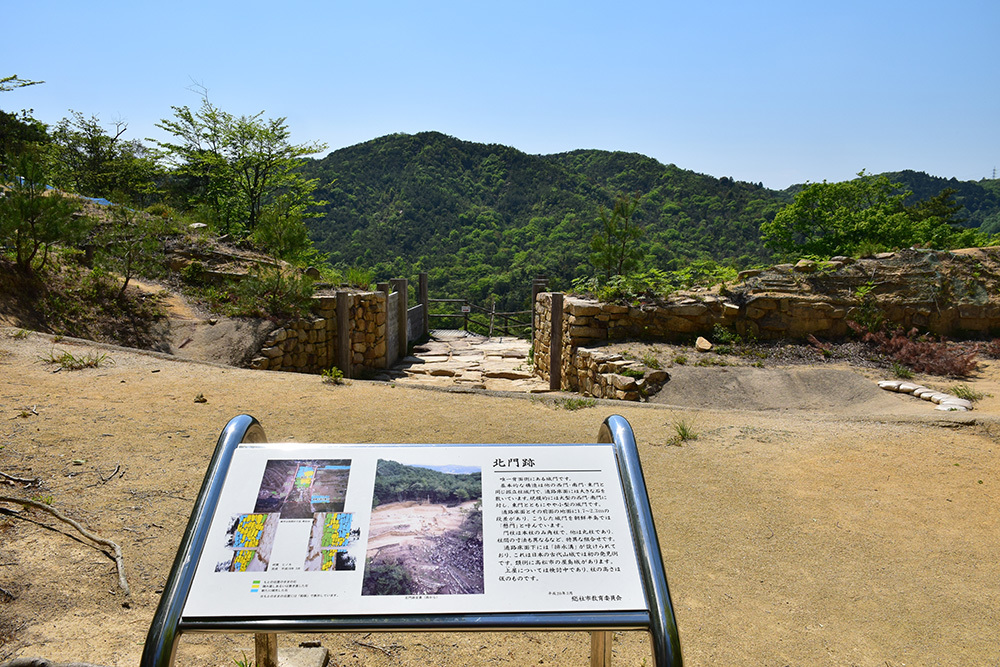 桃太郎伝説の地、鬼ノ城跡を歩く。 その7 <温羅旧跡~北門>_e0158128_17090593.jpg