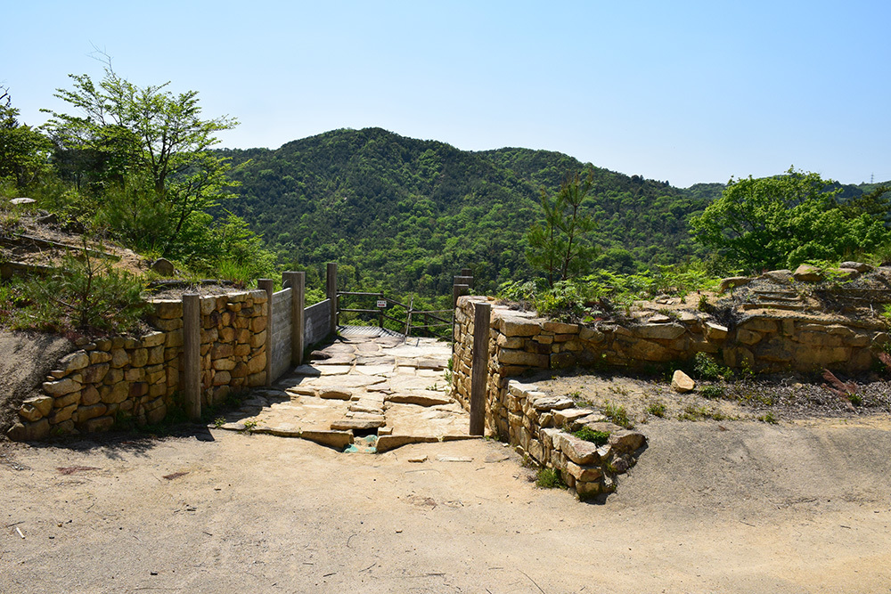 桃太郎伝説の地、鬼ノ城跡を歩く。 その7 <温羅旧跡~北門>_e0158128_17104476.jpg