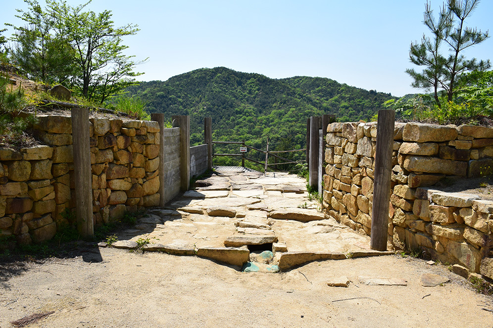 桃太郎伝説の地、鬼ノ城跡を歩く。 その7 <温羅旧跡~北門>_e0158128_17121930.jpg