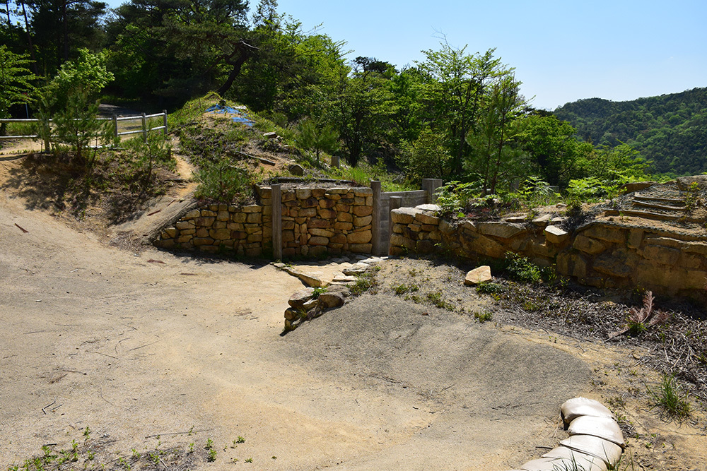 桃太郎伝説の地、鬼ノ城跡を歩く。 その7 <温羅旧跡~北門>_e0158128_17143421.jpg