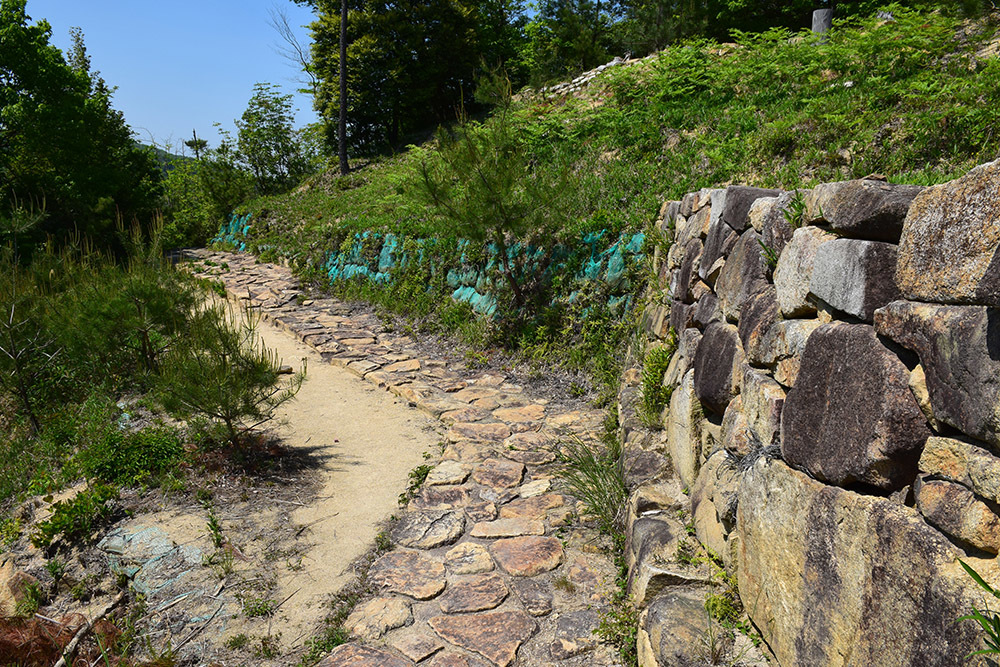 桃太郎伝説の地、鬼ノ城跡を歩く。 その7 <温羅旧跡~北門>_e0158128_17165617.jpg